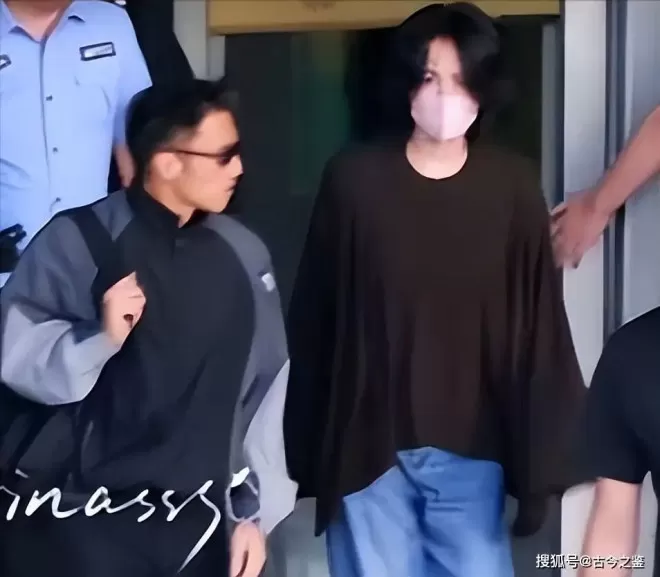 王菲在谢霆锋西安演唱会上嗨疯了，拿荧光棒在台上不断给男友加油