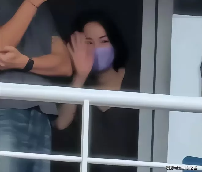 王菲在谢霆锋西安演唱会上嗨疯了，拿荧光棒在台上不断给男友加油