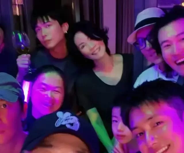 谢霆锋演唱会,王菲带头倚在某男士肩上,举止亲密
