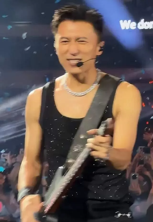 谢霆锋演唱会,王菲带头倚在某男士肩上,举止亲密