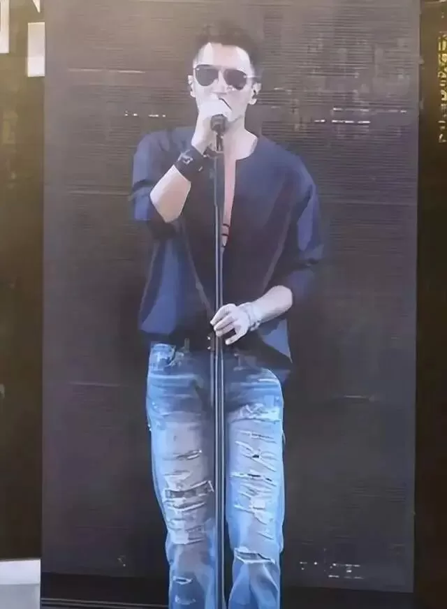谢霆锋演唱会,王菲带头倚在某男士肩上,举止亲密