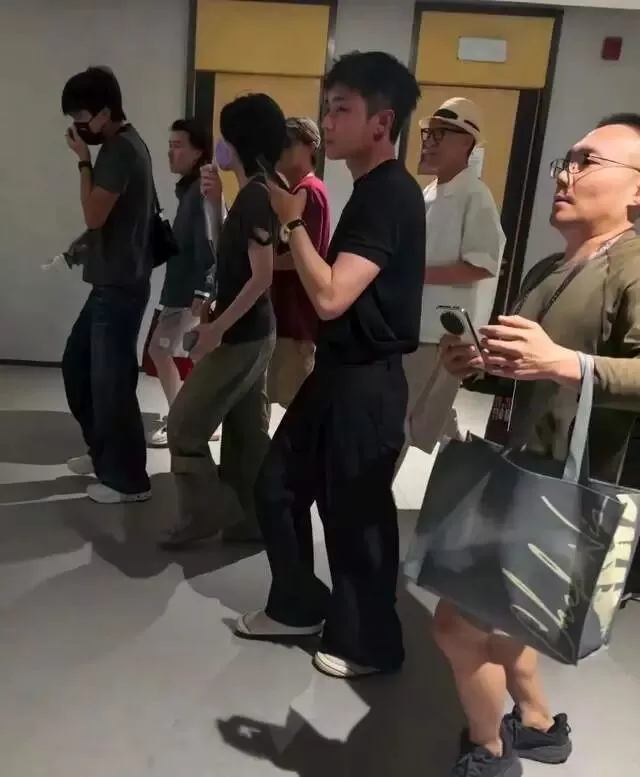 谢霆锋演唱会,王菲带头倚在某男士肩上,举止亲密