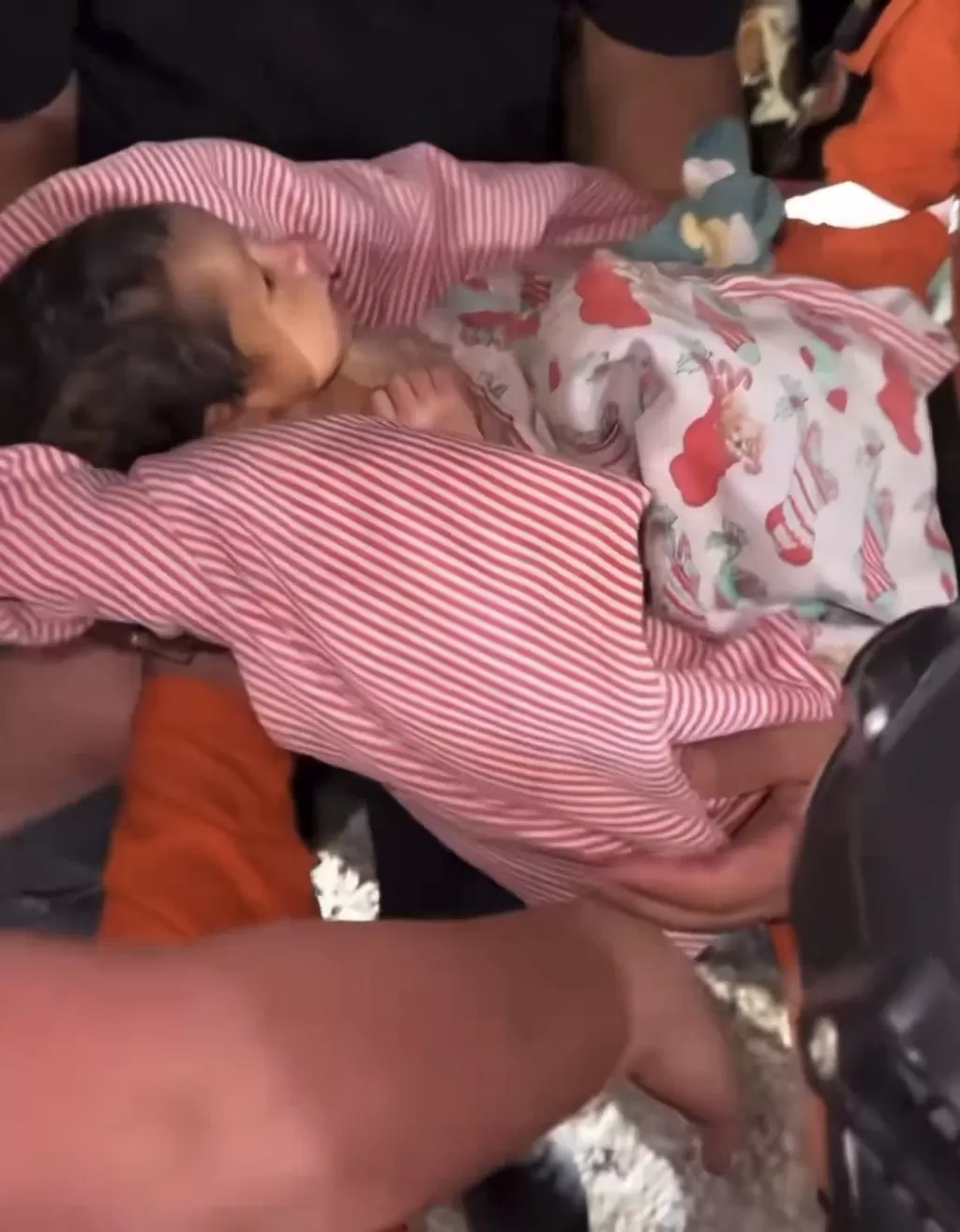 委内瑞拉7.5级地震︱18日大初生婴受困32小时奇迹获救 母掩护：他活着我就能活下去