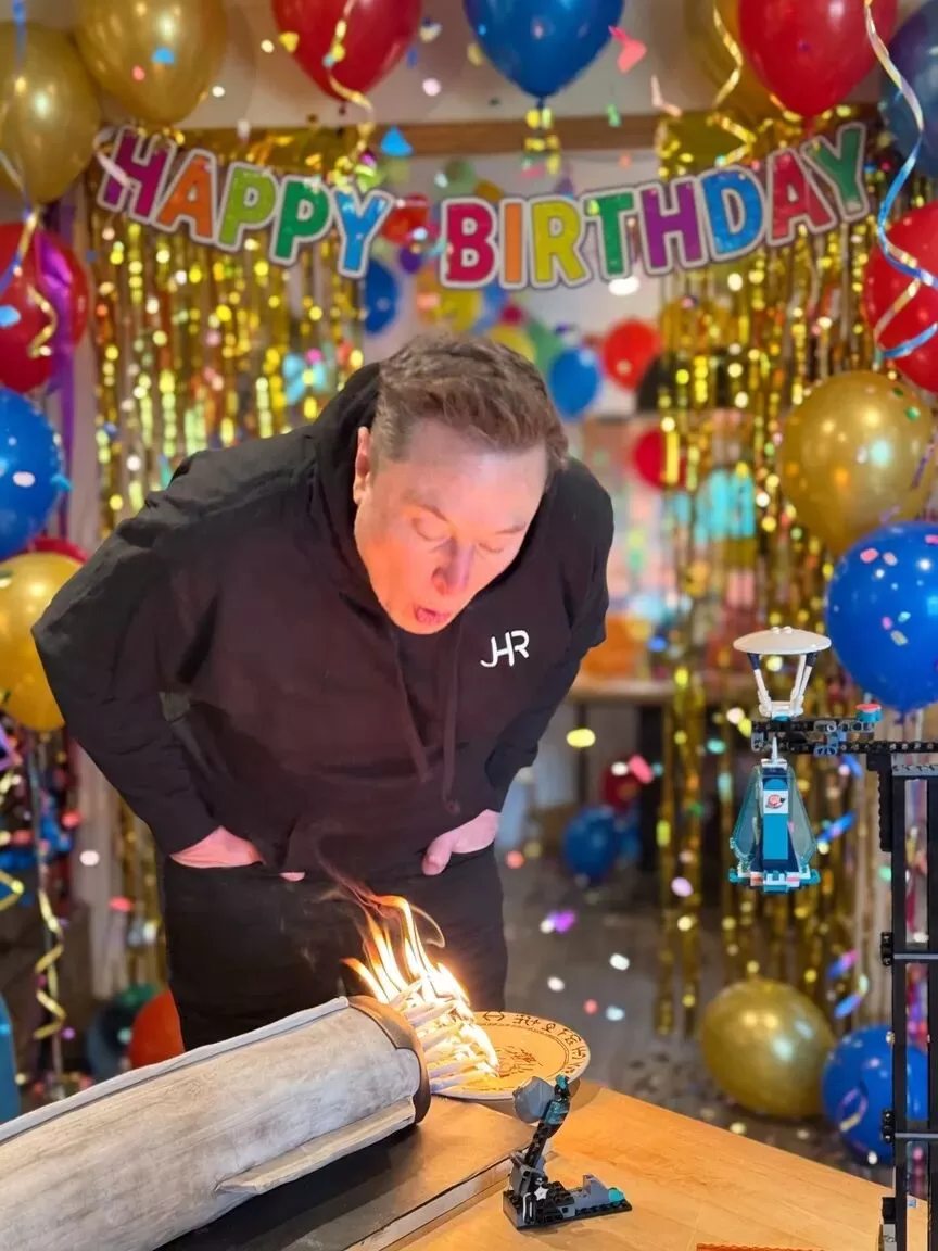 傻眼! 马斯克55岁生日照翻车 一个标签引爆质疑 印度裔女友也在场!