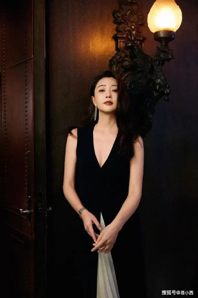 被殷桃的“饱满”身材惊艳了，一袭深V裙秀出曲线感，气质好撩人