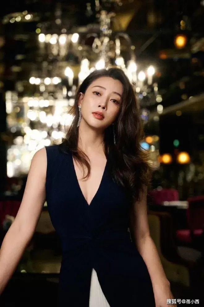 被殷桃的“饱满”身材惊艳了，一袭深V裙秀出曲线感，气质好撩人