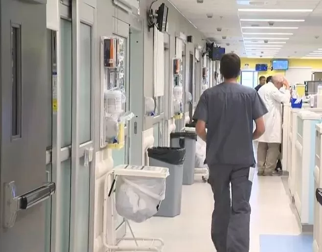 加拿大急诊为何越等越久?150万人苦等,真正原因:病床被“堵死”了!