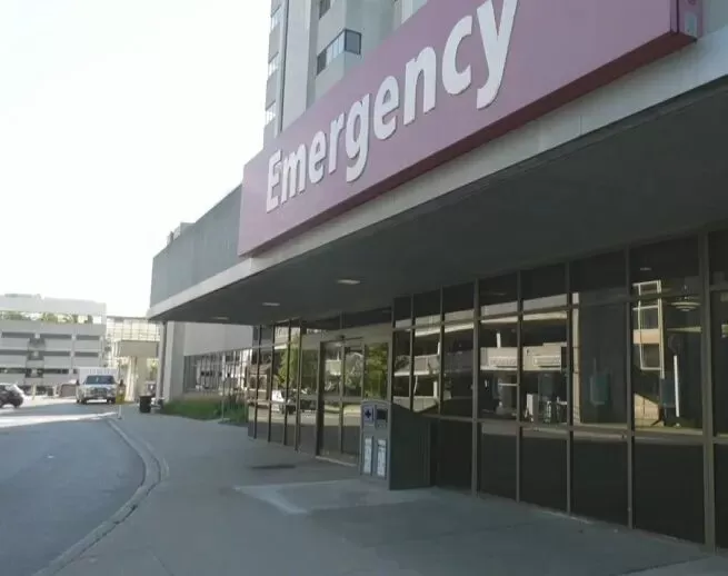 加拿大急诊为何越等越久?150万人苦等,真正原因:病床被“堵死”了!