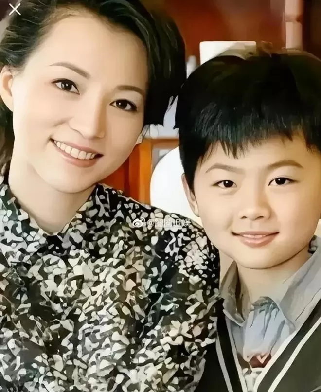丈夫密春雷消失后,53岁董卿再迎噩耗,淡出央视原因真相大白
