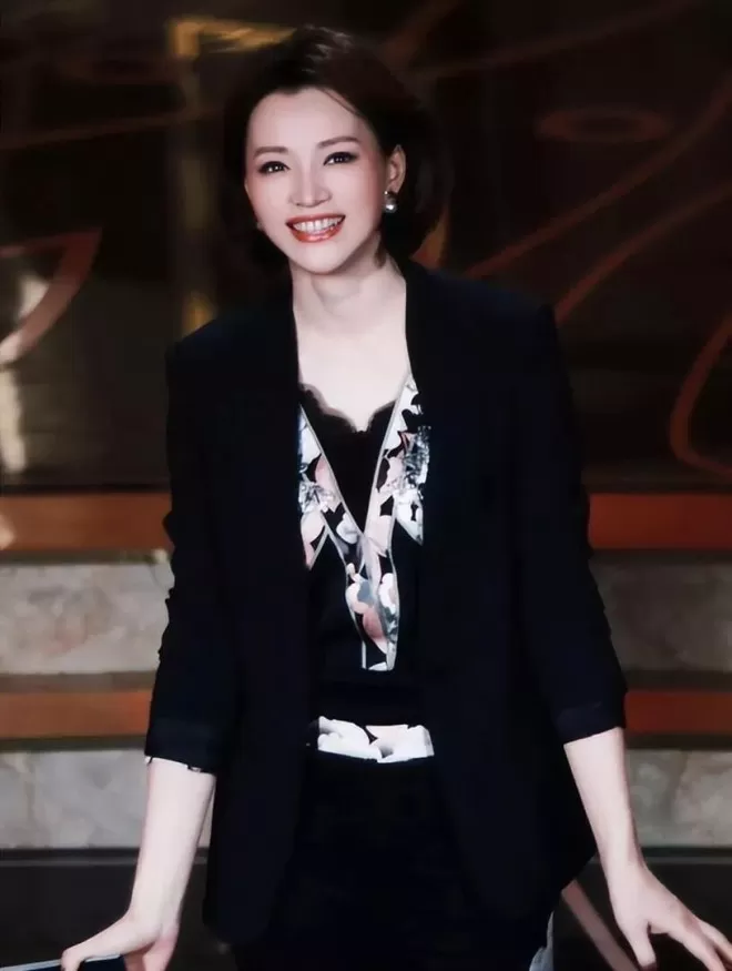 丈夫密春雷消失后,53岁董卿再迎噩耗,淡出央视原因真相大白