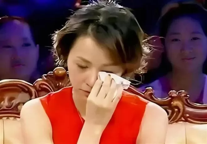丈夫密春雷消失后,53岁董卿再迎噩耗,淡出央视原因真相大白