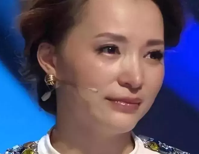 丈夫密春雷消失后,53岁董卿再迎噩耗,淡出央视原因真相大白