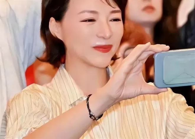 丈夫密春雷消失后,53岁董卿再迎噩耗,淡出央视原因真相大白