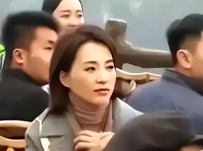 丈夫密春雷消失后,53岁董卿再迎噩耗,淡出央视原因真相大白