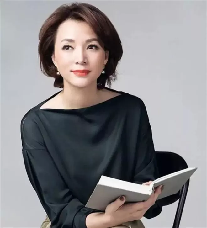 丈夫密春雷消失后,53岁董卿再迎噩耗,淡出央视原因真相大白