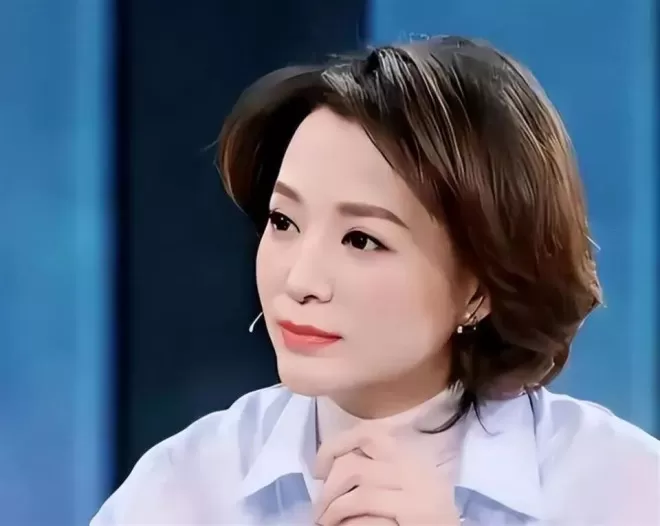 丈夫密春雷消失后,53岁董卿再迎噩耗,淡出央视原因真相大白