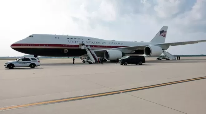 美国新"空军一号"首航，特朗普对新专机感到自豪