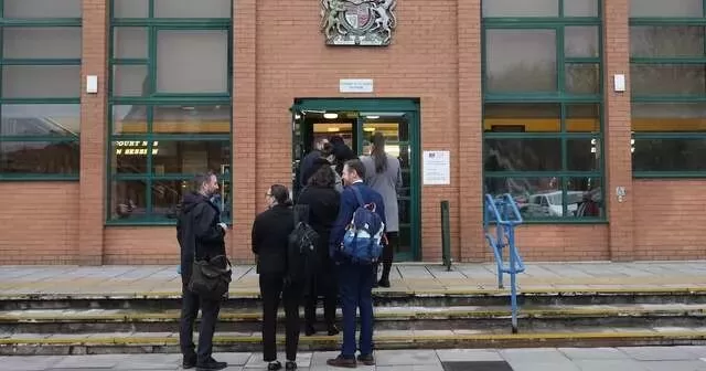 英国8名男子下药妻子供人性侵，抱团上传视频