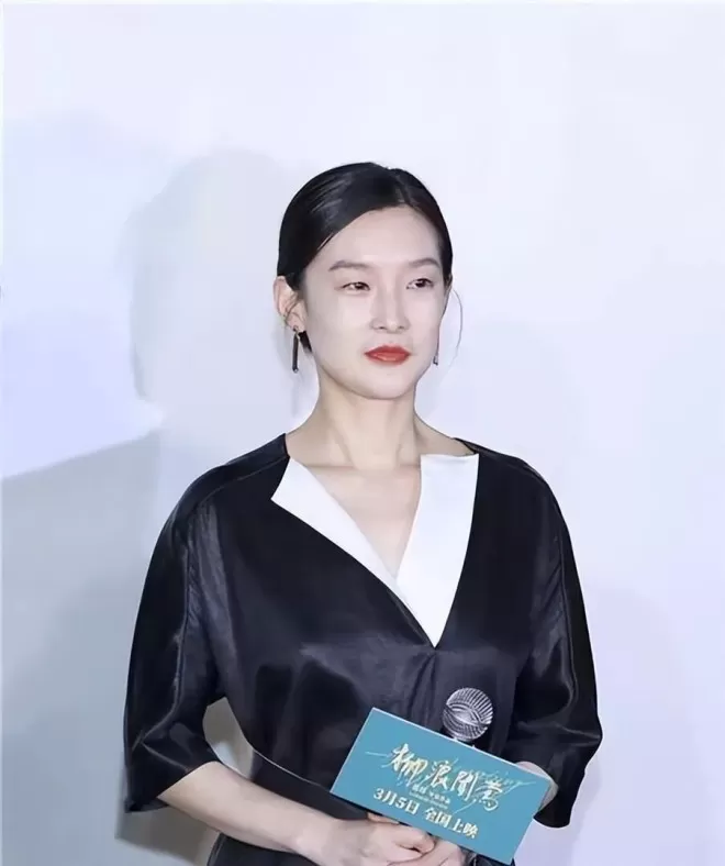 她是大家熟悉的演员，不拍戏在法国洗碗谋生