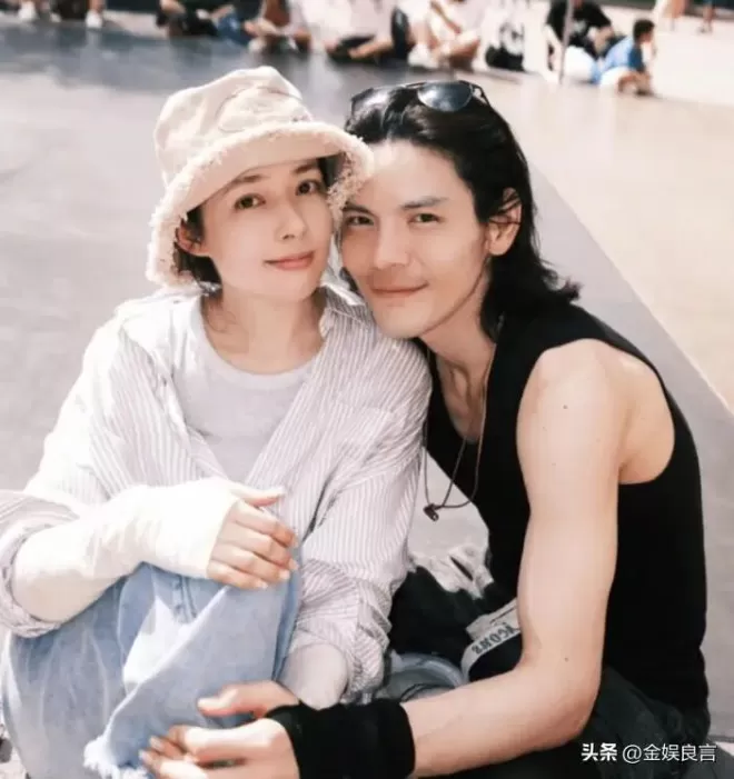 向佐一家北京逛街，蹲地哄娃温柔，郭碧婷裤拖地穿着松垮接地气
