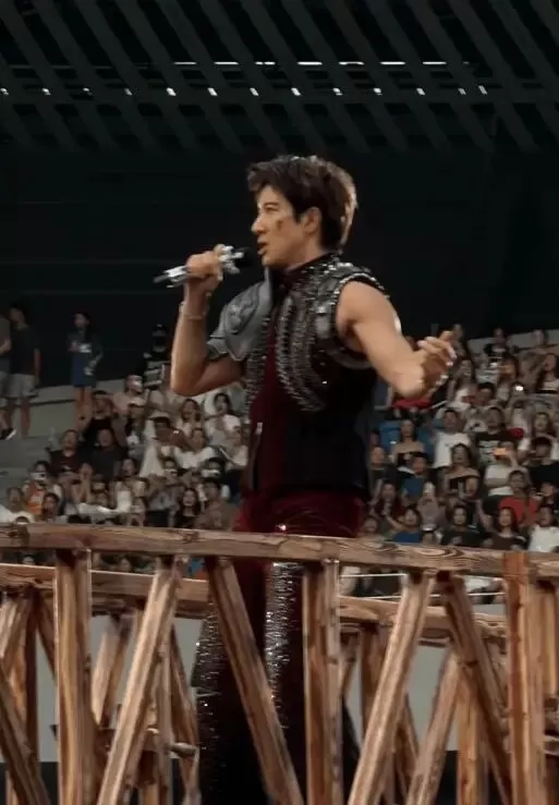 王力宏成都演唱会发生意外！摔倒在台阶上导致脸部受伤流血