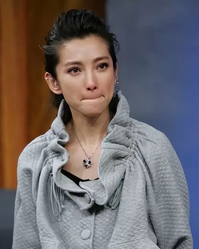 隐退10年原因曝光，李冰冰自曝身患不治之症，和亲妹冷战整整3月