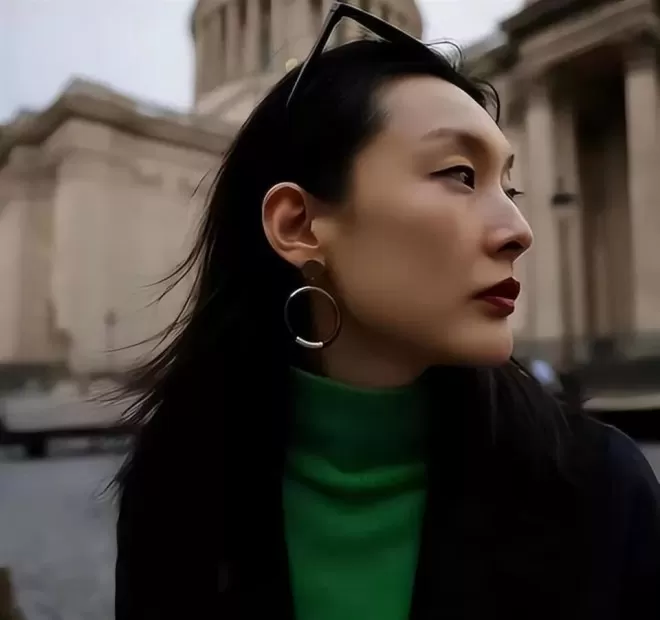 她是大家熟悉的演员，不拍戏在法国洗碗谋生