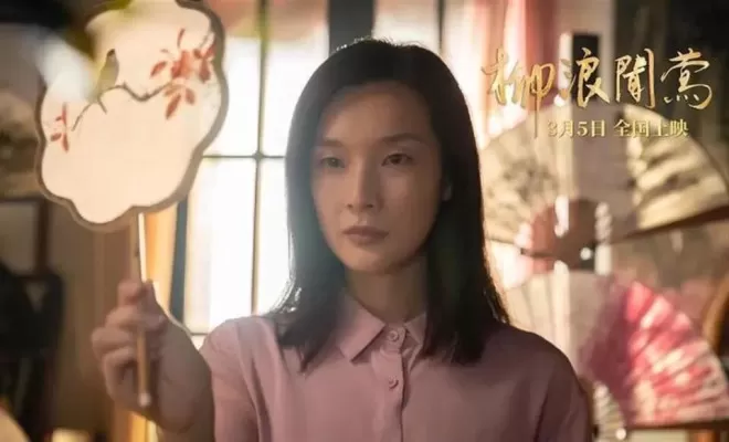 她是大家熟悉的演员，不拍戏在法国洗碗谋生