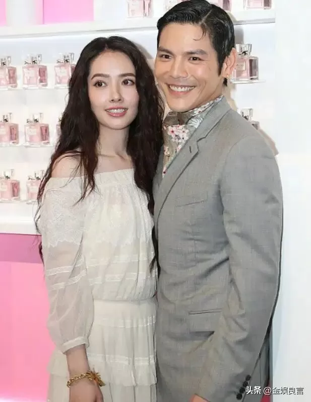 向佐一家北京逛街，蹲地哄娃温柔，郭碧婷裤拖地穿着松垮接地气