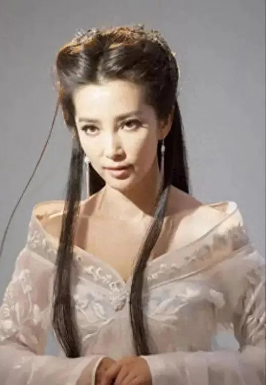 隐退10年原因曝光，李冰冰自曝身患不治之症，和亲妹冷战整整3月