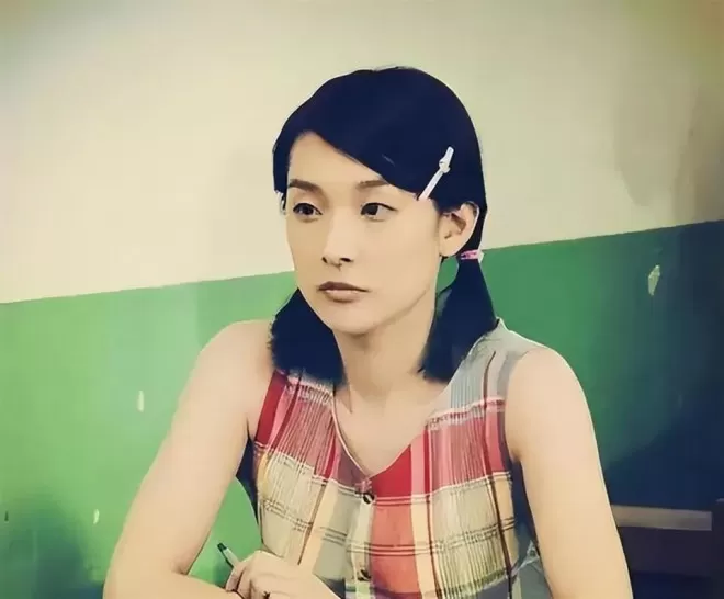 她是大家熟悉的演员，不拍戏在法国洗碗谋生