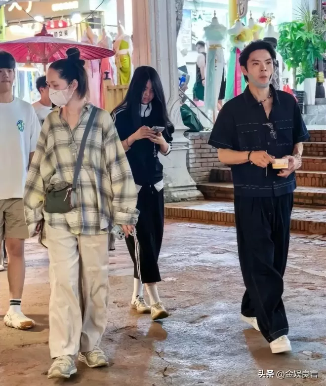 向佐一家北京逛街，蹲地哄娃温柔，郭碧婷裤拖地穿着松垮接地气