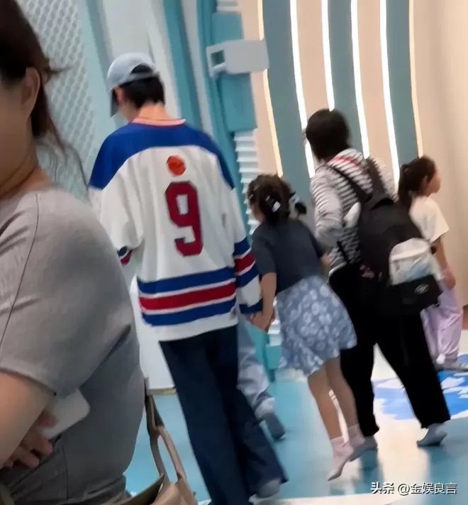 向佐一家北京逛街，蹲地哄娃温柔，郭碧婷裤拖地穿着松垮接地气