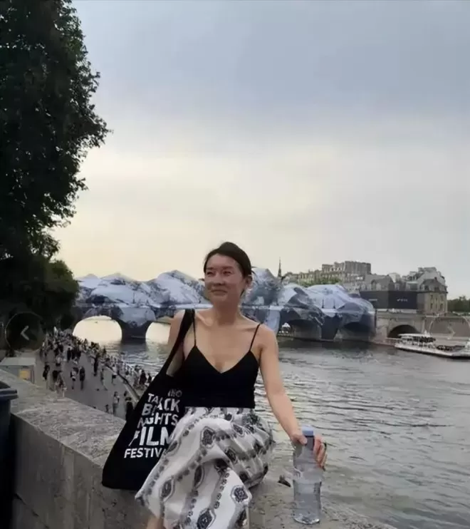 她是大家熟悉的演员，不拍戏在法国洗碗谋生