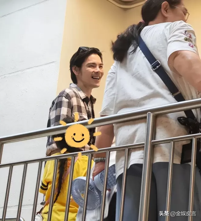 向佐一家北京逛街，蹲地哄娃温柔，郭碧婷裤拖地穿着松垮接地气