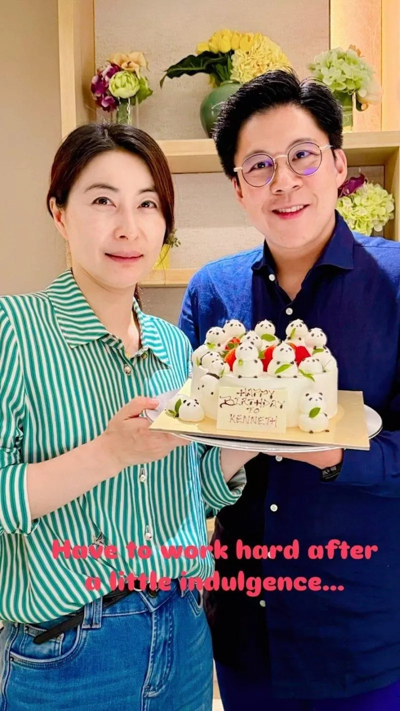 霍启刚47岁生日 甜晒郭晶晶捧蛋糕合照 “感恩一路有妳”