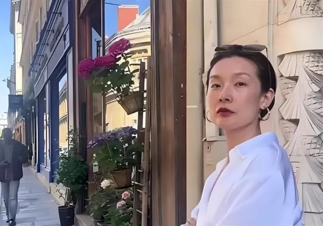 她是大家熟悉的演员，不拍戏在法国洗碗谋生