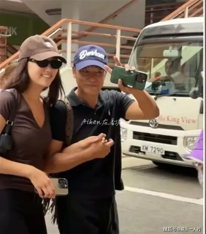 71岁任达华街头搂女儿腰被指没边界？网友吵翻
