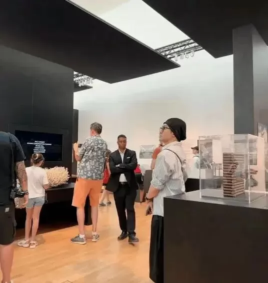 苏有朋现身巴黎，这直接堪称"换脸"啊，走在街上都不敢认了！