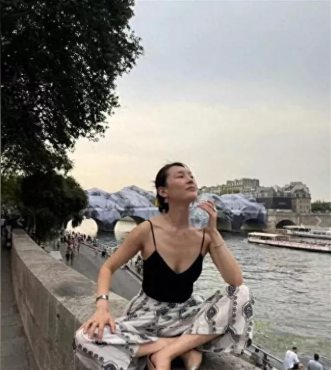 她是大家熟悉的演员，不拍戏在法国洗碗谋生