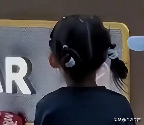 向佐一家北京逛街，蹲地哄娃温柔，郭碧婷裤拖地穿着松垮接地气