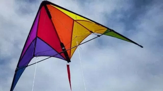 男子骑摩托被风筝线割喉死亡，线涂抹玻璃粉
