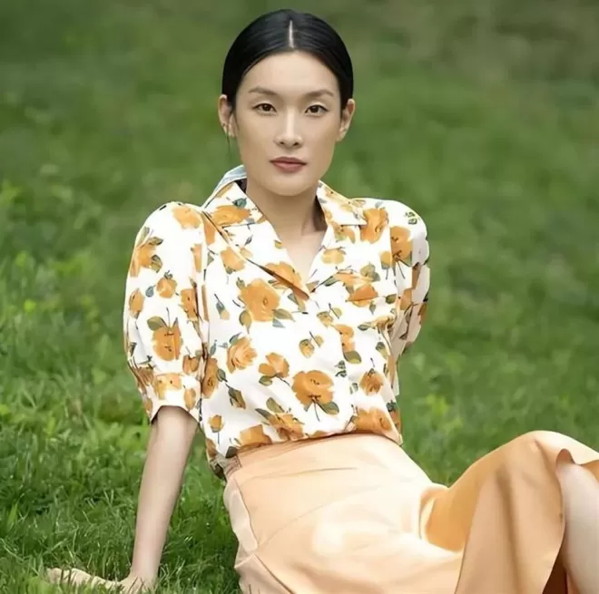 她是大家熟悉的演员，不拍戏在法国洗碗谋生