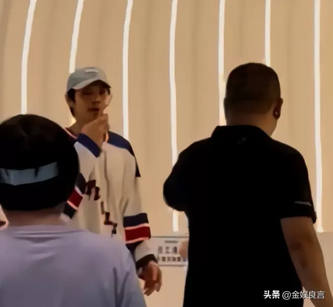向佐一家北京逛街，蹲地哄娃温柔，郭碧婷裤拖地穿着松垮接地气