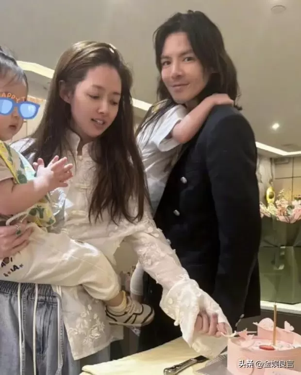 向佐一家北京逛街，蹲地哄娃温柔，郭碧婷裤拖地穿着松垮接地气