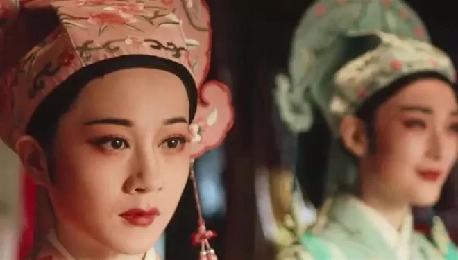 她是大家熟悉的演员，不拍戏在法国洗碗谋生