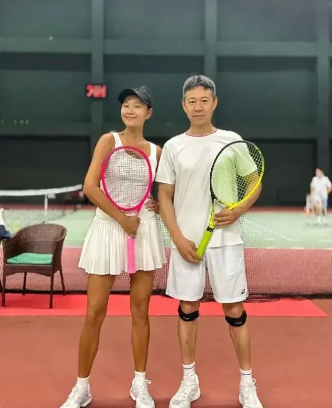瞿颖晒出与张丰毅合照 盛赞对方状态好....