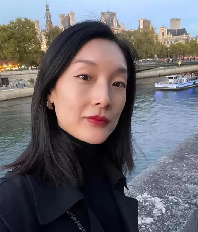 她是大家熟悉的演员，不拍戏在法国洗碗谋生