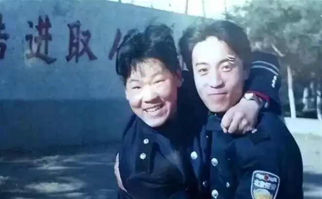 身家过亿的岳云鹏,为五个姐姐买房,为何不帮无业的弟弟