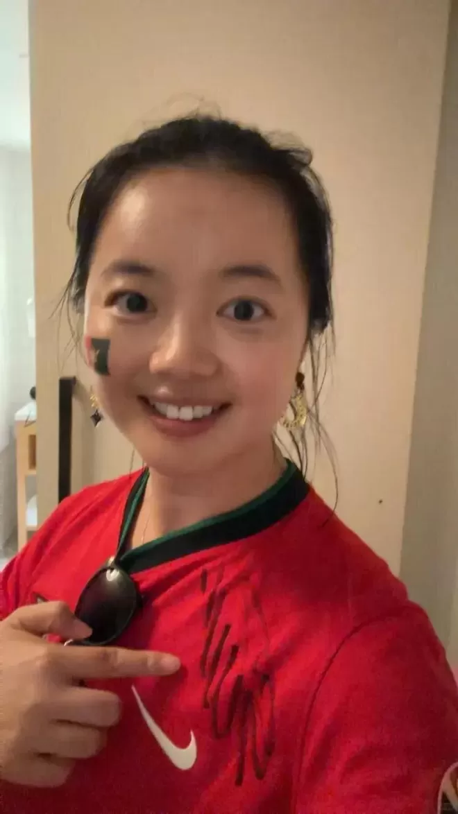中国女球迷在电梯巧遇C罗 抱了3次还“掐一把”